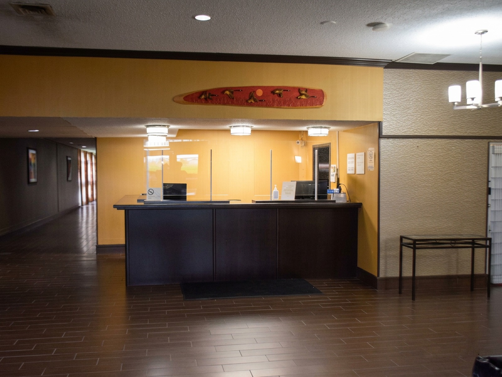 Front desk and reception at Timmins Inn & Suites