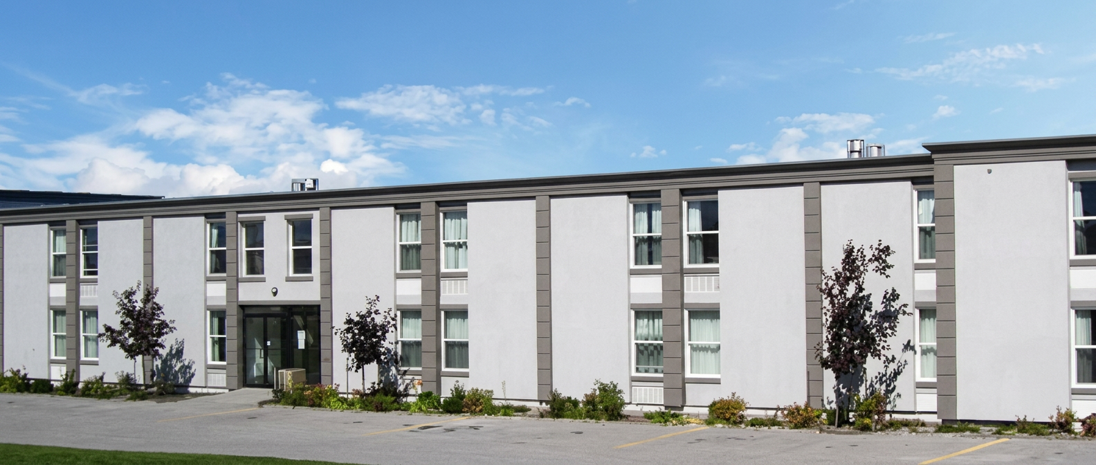 Timmins Inn & Suites exterior on Riverside Drive